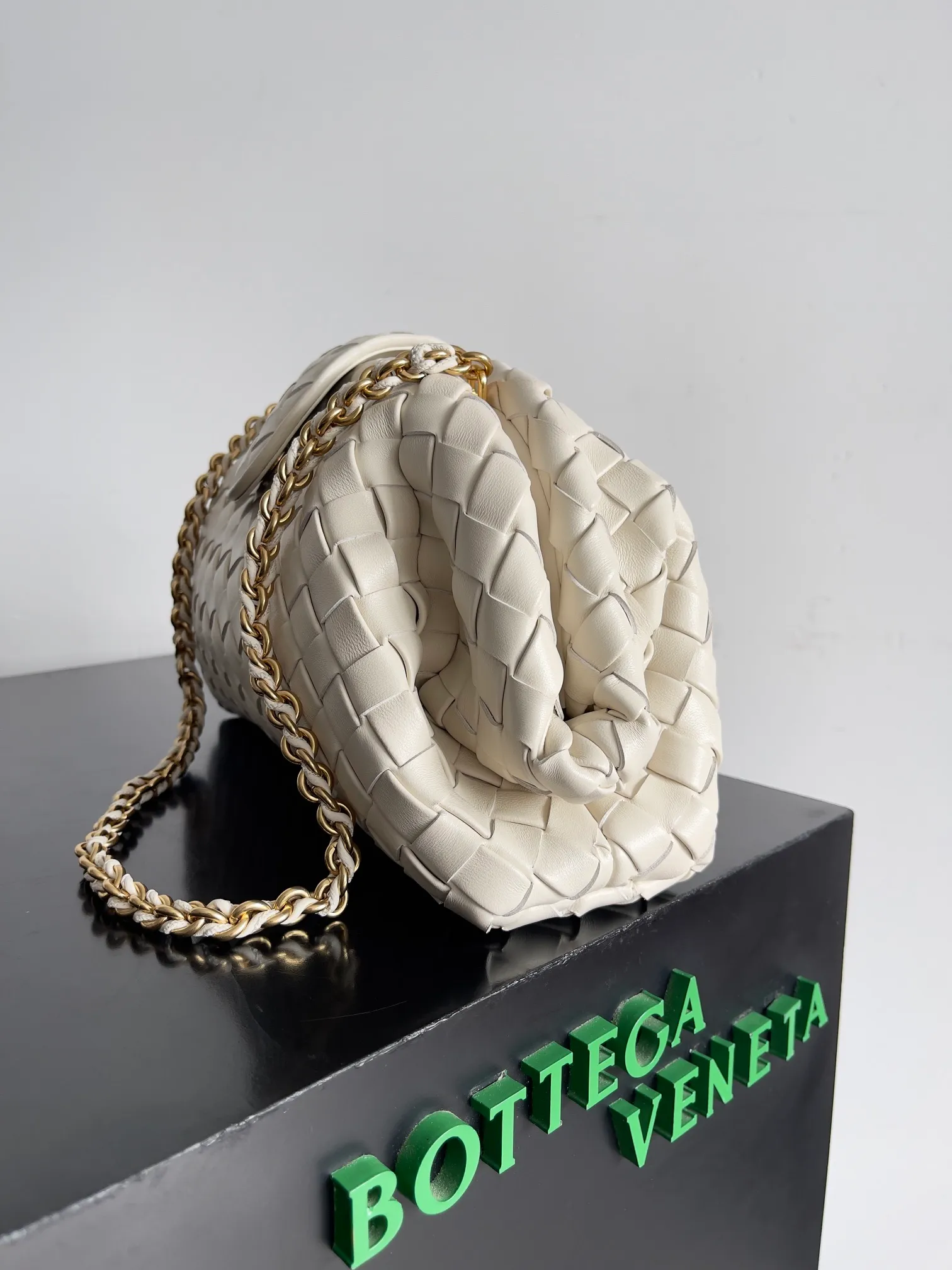 Batch 2260 BOTTEGA VENETA Lady's LAUREN CLUTCH Chain Clutch was inspired by 40 years ago. It is a perfect fusion of classic and modern bags. It is effortless and fashionable for any occasion and at any time. The newly added detachable metal chain allows people to have more ways to carry it. It is grand and elegant. Style No.: 785807 Size: 31.5*16.5*11cm